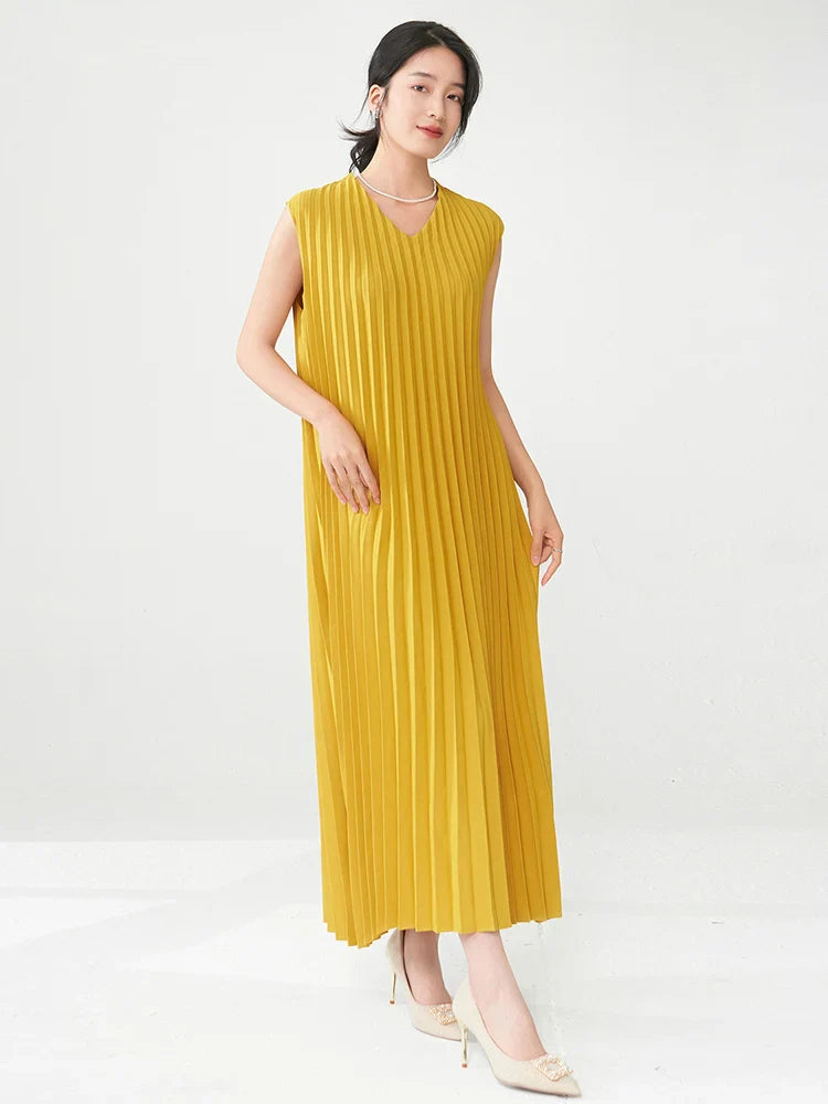 Contemporary Modern Sleeveless Pleated Midi Dress