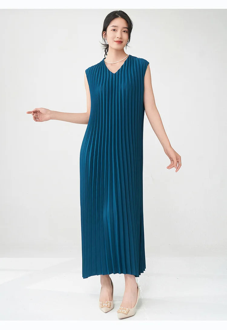 Contemporary Modern Sleeveless Pleated Midi Dress